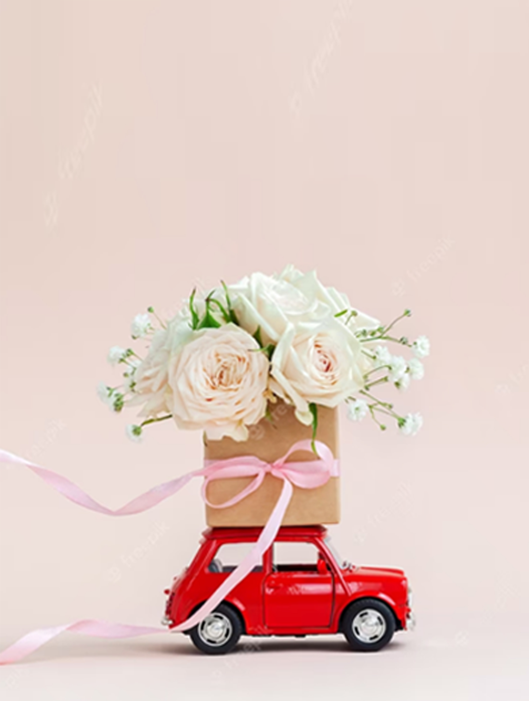 Zabawkowy samochód ozdobiony wiązanką kwiatów
